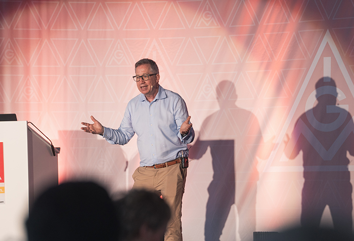 KI-Keynote-Speaker Jan Ditgen bei einem Vortrag über Künstliche Intelligenz