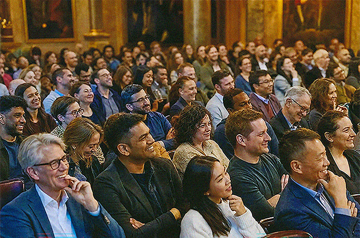 Lachendes Publikum bei einer KI-Keynote in Frankfurt