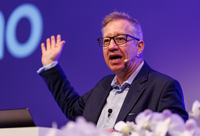 KI Keynote Speaker Fulda Jan Ditgen bei einer Live-Demonstration