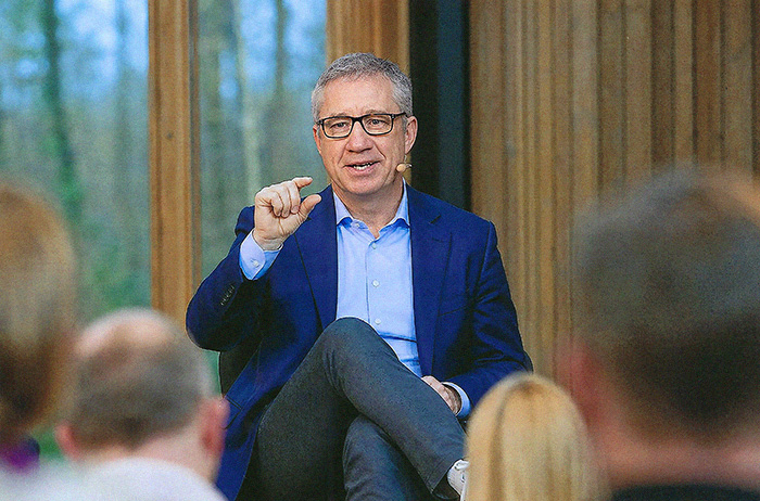 Jan Ditgen im Gespräch mit Veranstaltungsgästen