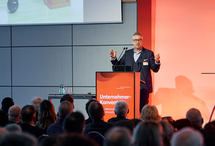 KI-Keynote-Speaker Jan Ditgen bei einem Live-Vortrag