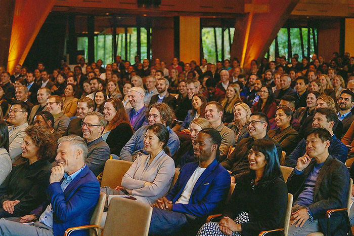 Lachendes Publikum bei einer KI-Keynote von Jan Ditgen