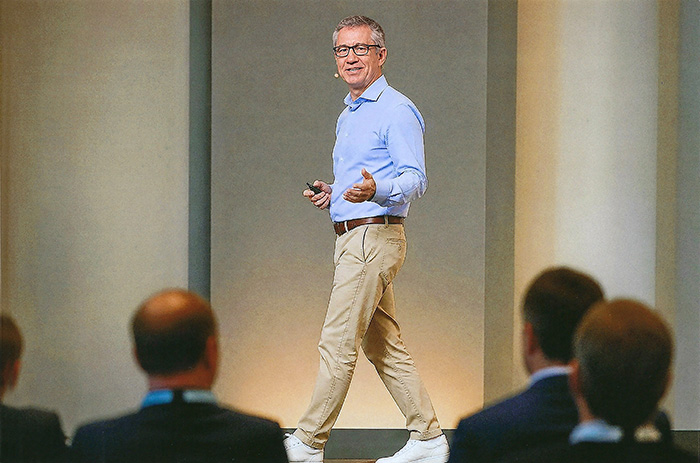 Redner Jan Ditgen bei einer Keynote über Künstliche Intelligenz