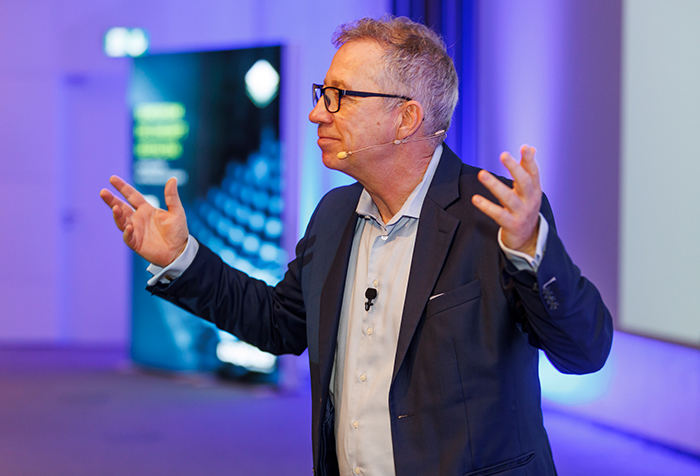 Keynote-Speaker Künstliche Intelligenz Spanien Jan Ditgen auf der Bühne