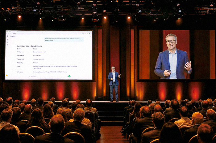 KI-Keynote-Speaker Jan Ditgen bei einem Vortrag über Künstliche Intelligenz