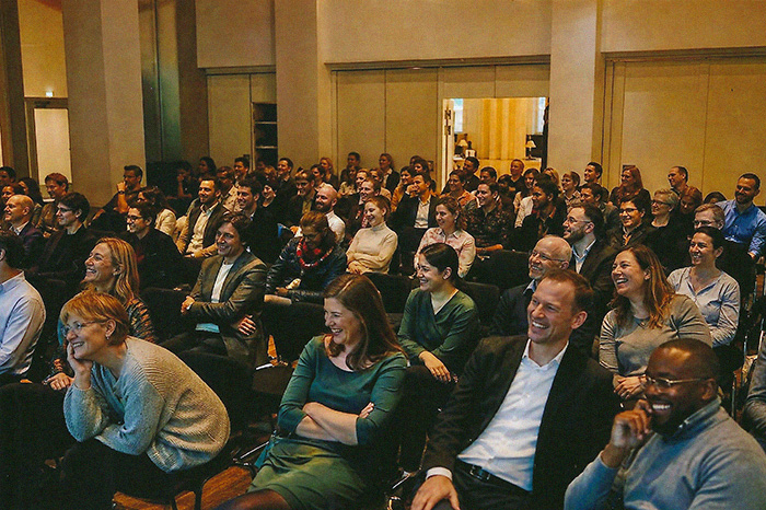Beschäftigte bei einer KI-Keynote für eine Betriebsversammlung