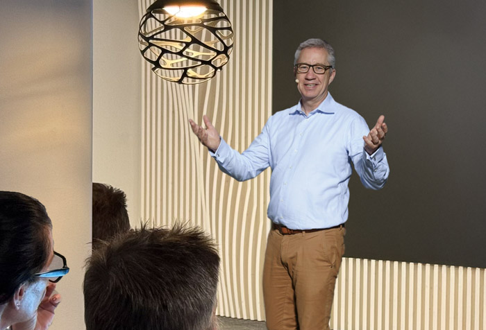 Keynote speaker artificial intelligence for sales conference
