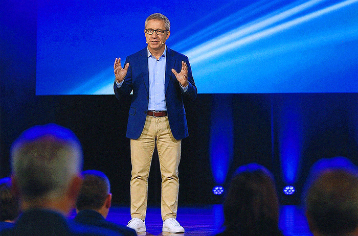AI keynote speaker Jan Ditgen presenting artificial intelligence on stage