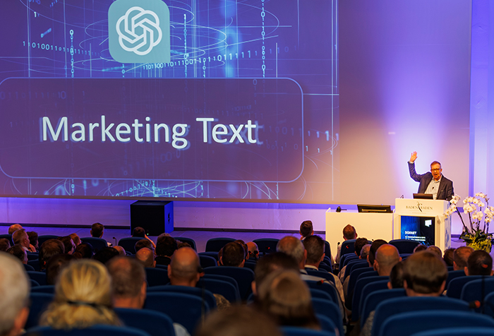Keynote speaker artificial intelligence Cologne Keynote speaker artificial intelligence Cologne: Jan Ditgen explains AI on a large stage