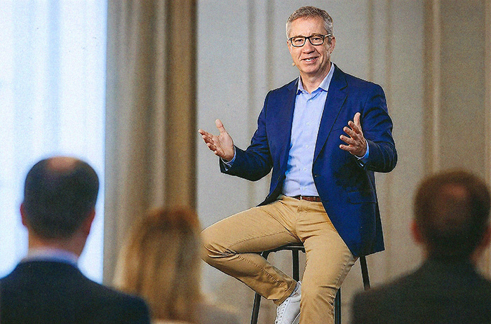 Jan Ditgen, professional artificial intelligence speaker, talking with his audience Jan Ditgen, professional artificial intelligence speaker, talking with his audience