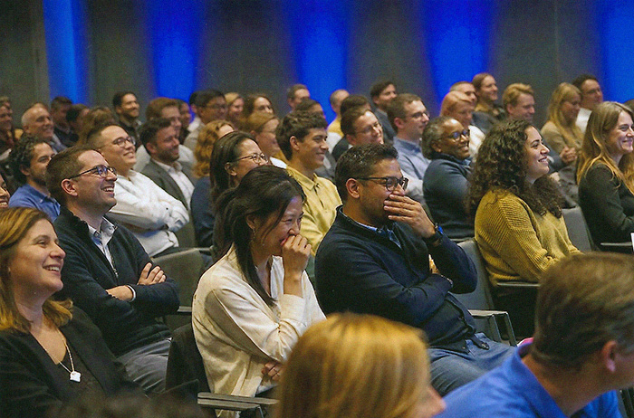 Laughing audience listening to an AI keynote speaker Spain